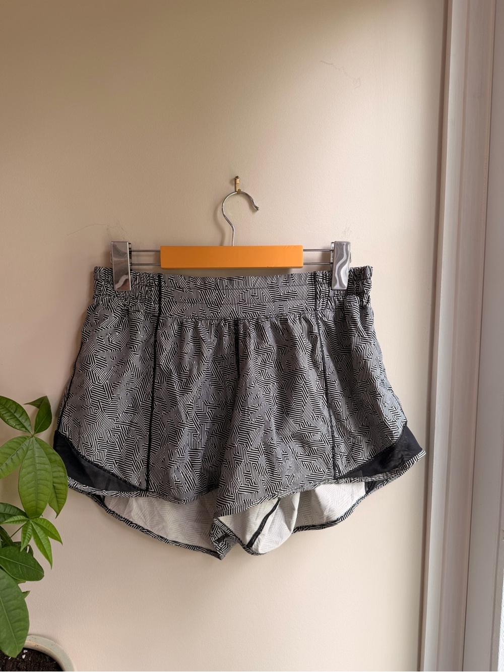 Lululemon Hotty Hot Shorts size 8